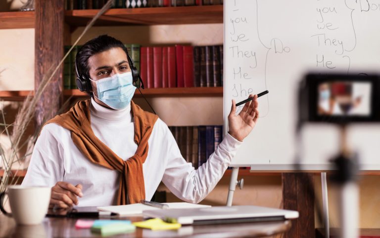 Como transformar aulas presenciais em cursos online e expandir o negócio