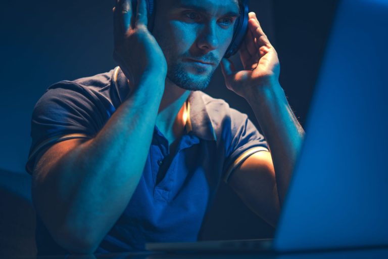 Como fazer uma locução adequada para vídeos corporativos?