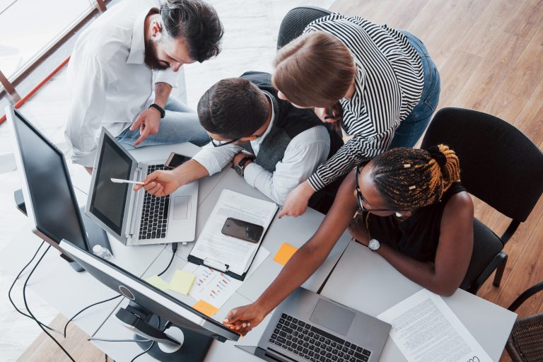 Quais são os componentes-chave do modelo Agile Squads?